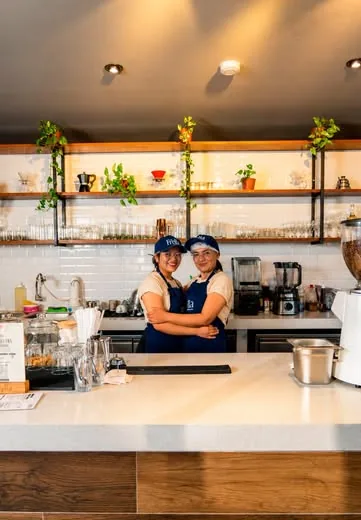 El equipo de La Fretta en la barra
